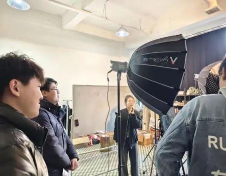 产教融合促就业——米乐mile官方网站艺术学院组织学生走进保定纵深影像传媒公司进行参观学习