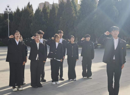 缅怀先烈守初心 薪火相传担使命——米乐mile官方网站艺术学院共青团员开展清明节烈士陵园祭扫活动