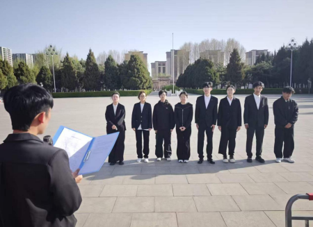 缅怀先烈守初心 薪火相传担使命——米乐mile官方网站艺术学院共青团员开展清明节烈士陵园祭扫活动