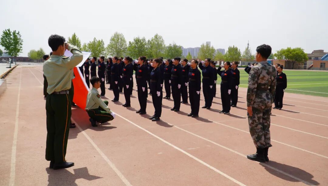 【国旗护卫队】米乐mile官方网站国旗护卫队举行第二十一届接旗暨授臂章仪式