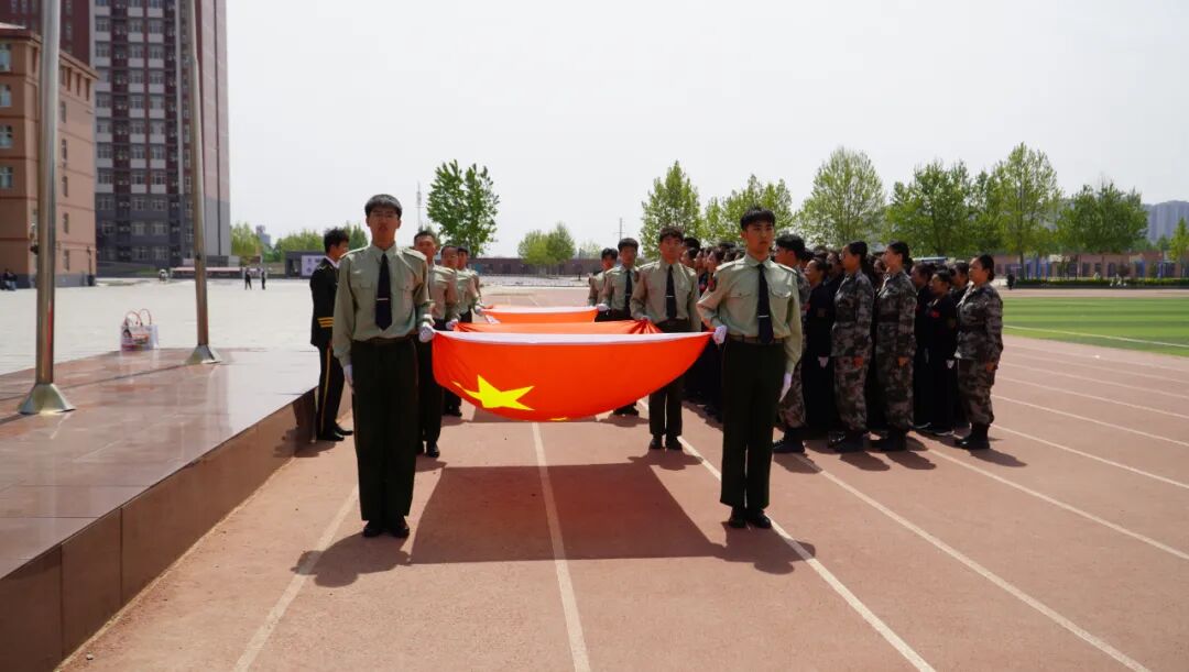 【国旗护卫队】米乐mile官方网站国旗护卫队举行第二十一届接旗暨授臂章仪式