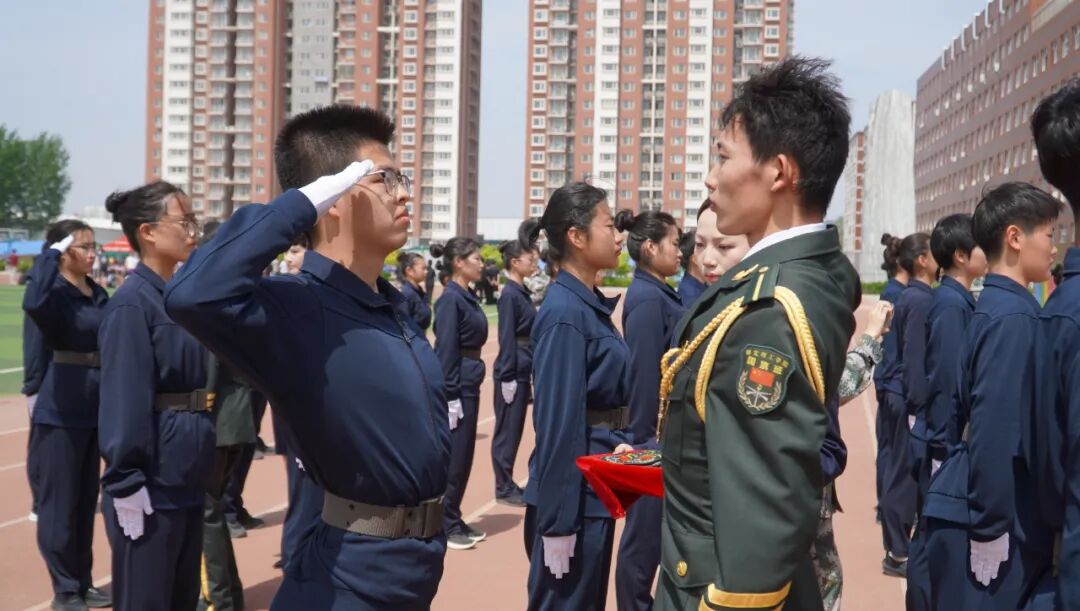 【国旗护卫队】米乐mile官方网站国旗护卫队举行第二十一届接旗暨授臂章仪式