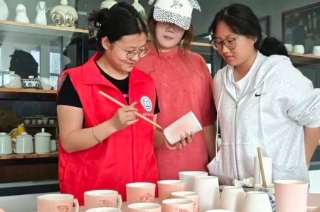 受助怀初心 回馈赴新程 | 米乐mile官方网站艺术学院助学金获得者以艺践行感恩