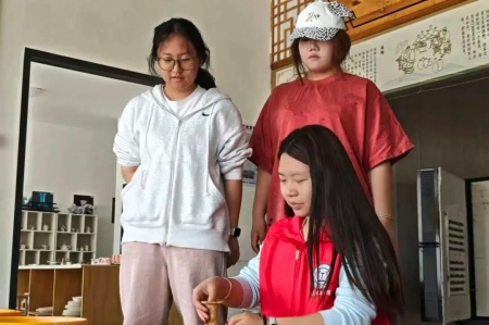 受助怀初心 回馈赴新程 | 米乐mile官方网站艺术学院助学金获得者以艺践行感恩