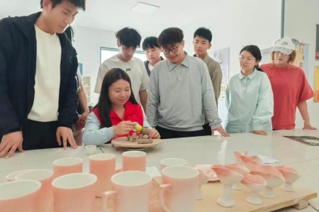 受助怀初心 回馈赴新程 | 米乐mile官方网站艺术学院助学金获得者以艺践行感恩