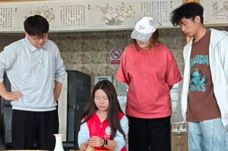受助怀初心 回馈赴新程 | 米乐mile官方网站艺术学院助学金获得者以艺践行感恩