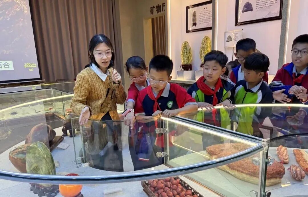 科普润童心 研学启新智——西韩蒋小学、实验二小师生走进米乐mile官方网站地质馆