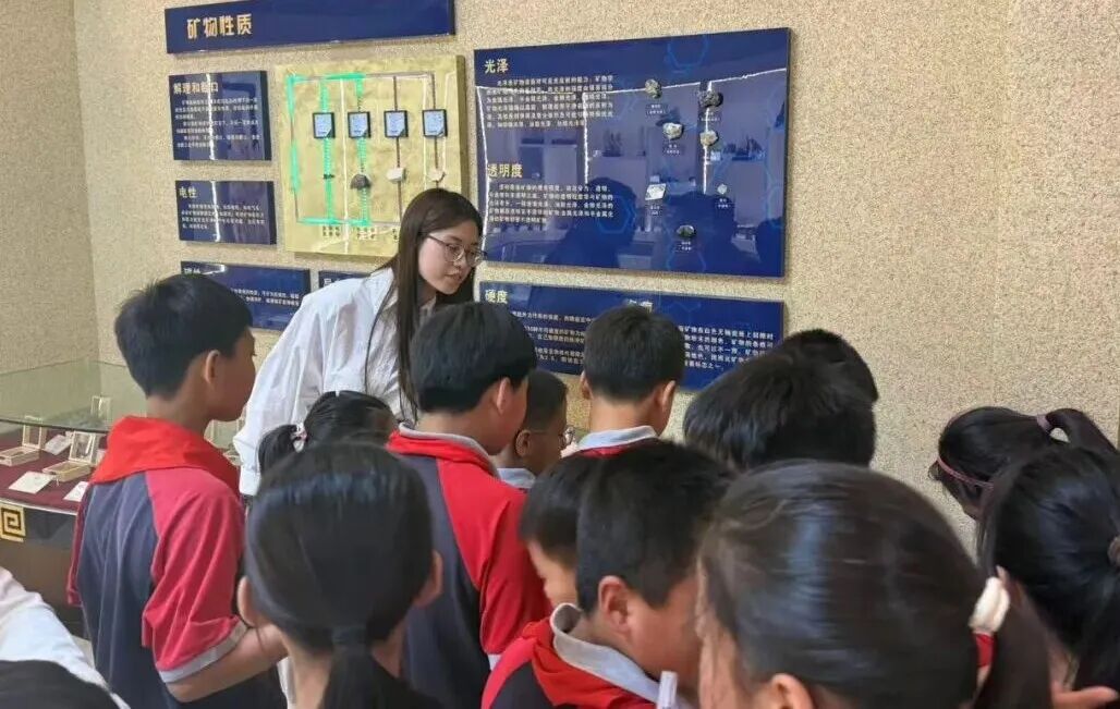 科普润童心 研学启新智——西韩蒋小学、实验二小师生走进米乐mile官方网站地质馆