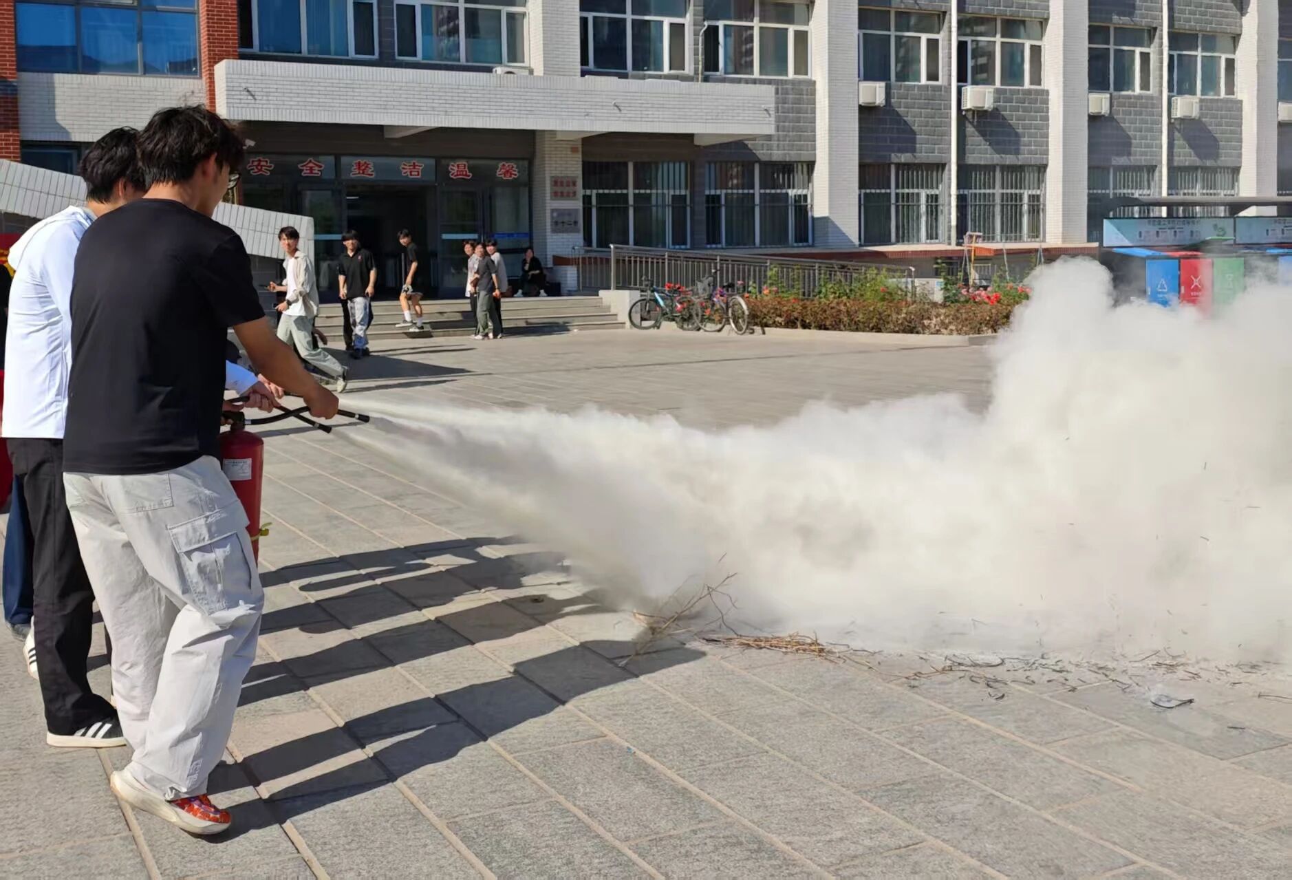 筑牢安全防线 守护平安校园——米乐官网管理学院扎实开展春季消防应急疏散演练