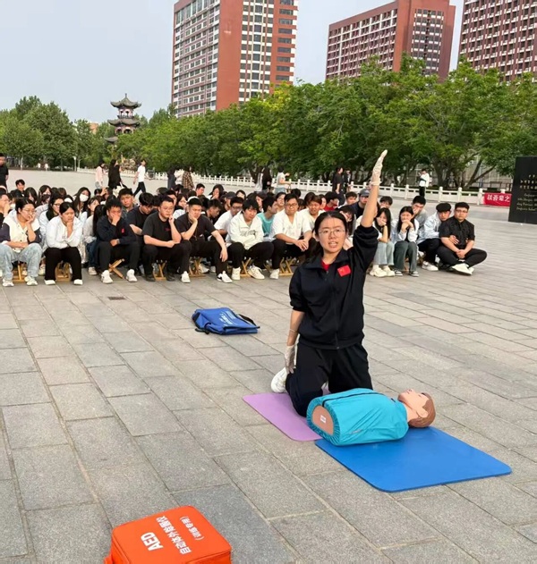 学以致用，“救”在身边|米乐mile官方网站管理学院举行应急救护技能实操展示活动