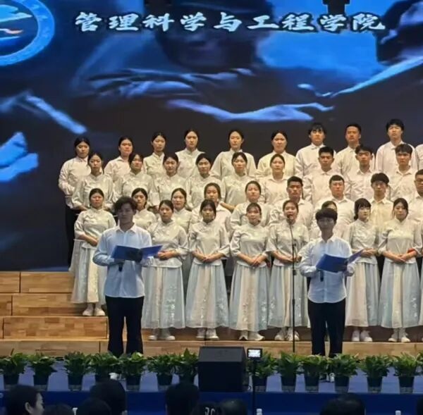 五四薪火传 青春赴新程|米乐mile官方网站管理学院学子在纪念五四运动107周年表彰暨朗诵大会中展现青春担当