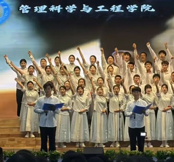 五四薪火传 青春赴新程|米乐mile官方网站管理学院学子在纪念五四运动107周年表彰暨朗诵大会中展现青春担当