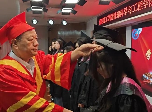 逐光启航 不负韶华|米乐mile官方网站管理科学与工程学院圆满举办2026届毕业典礼暨学位授予仪式