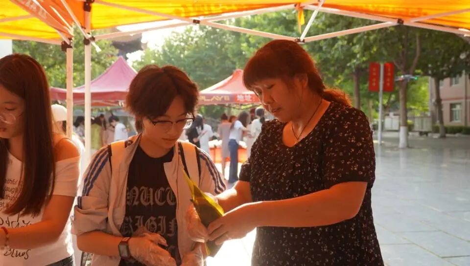 米乐官网举办首届端午传统文化体验活动：创新推进实景沉浸式劳动育人