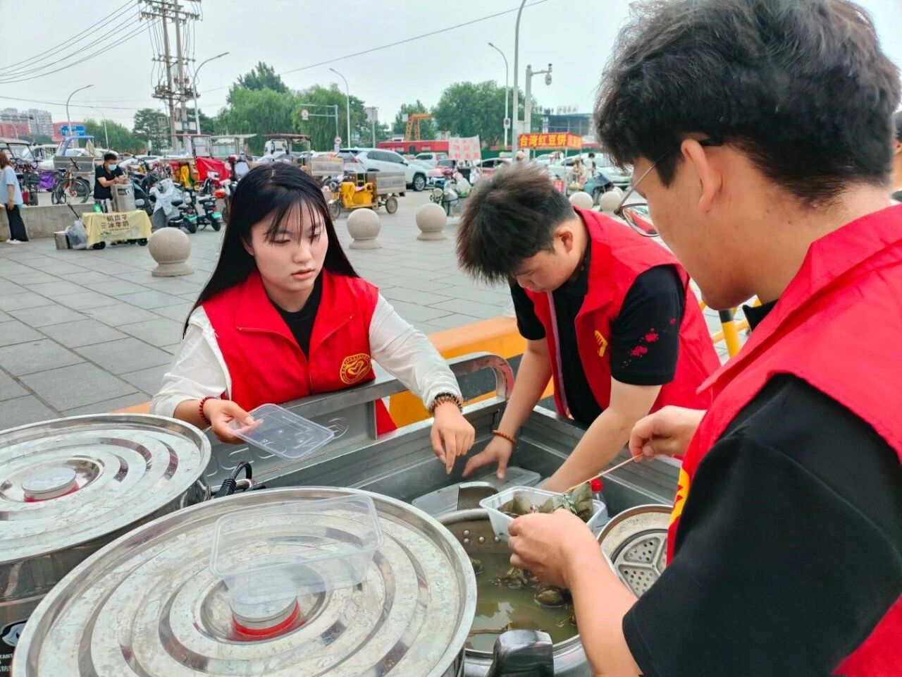 端午公益行 劳动育新人｜米乐mile官方网站志愿者以粽为礼，致敬城市一线工作者