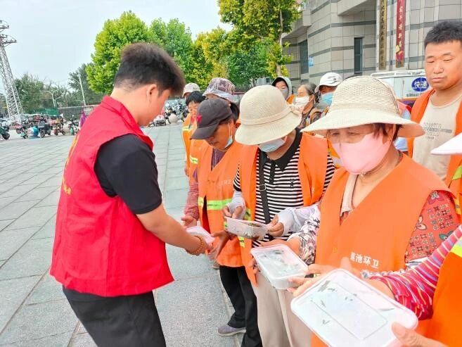 端午公益行 劳动育新人｜米乐mile官方网站志愿者以粽为礼，致敬城市一线工作者