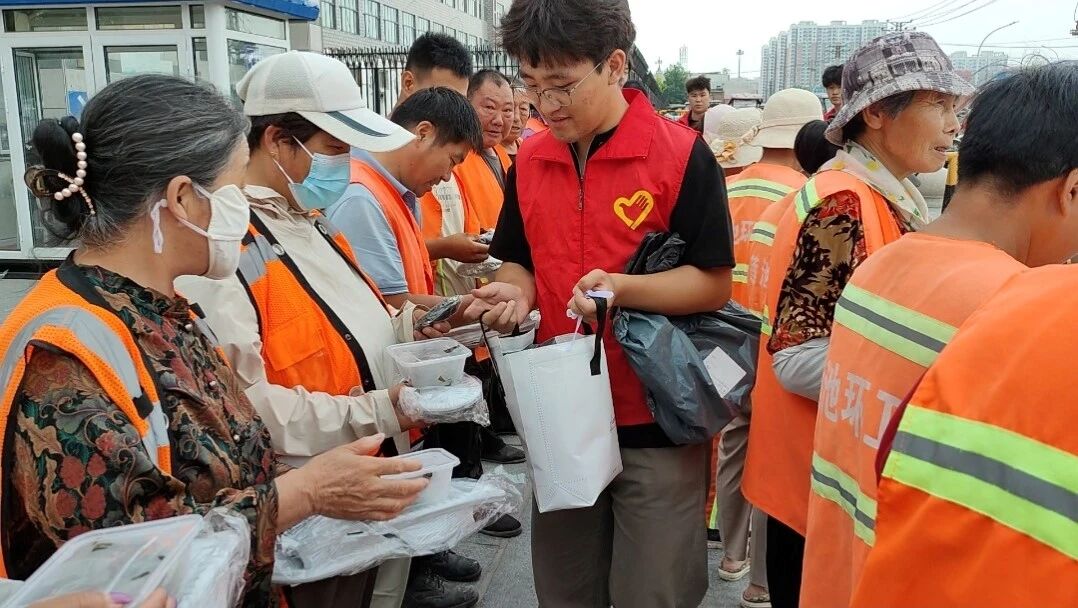 端午公益行 劳动育新人｜米乐mile官方网站志愿者以粽为礼，致敬城市一线工作者