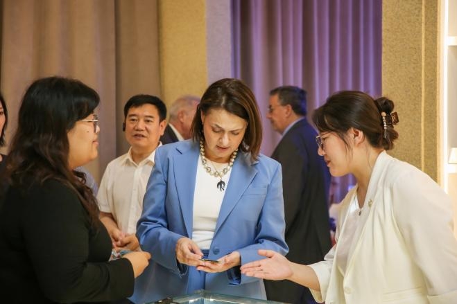 深化国际交流合作 共赏学子设计风采——塞浦路斯那波勒斯大学及驻华大使代表团到访米乐mile官方网站参观毕业设计作品展