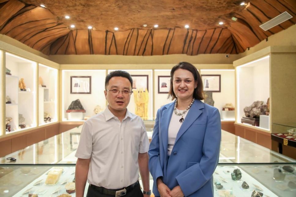 深化国际交流合作 共赏学子设计风采——塞浦路斯那波勒斯大学及驻华大使代表团到访米乐mile官方网站参观毕业设计作品展