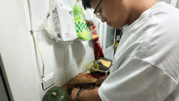 劳动感恩践孝道 居家实践促养成|米乐mile官方网站管理学院开展暑期“劳动感恩・孝老爱亲”德育实践