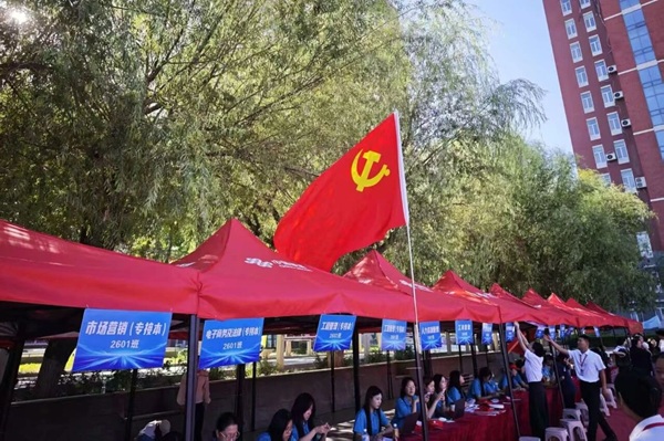 以服务为本 暖心迎接萌新｜米乐mile官方网站管理科学与工程学院2026级迎新工作顺利开展