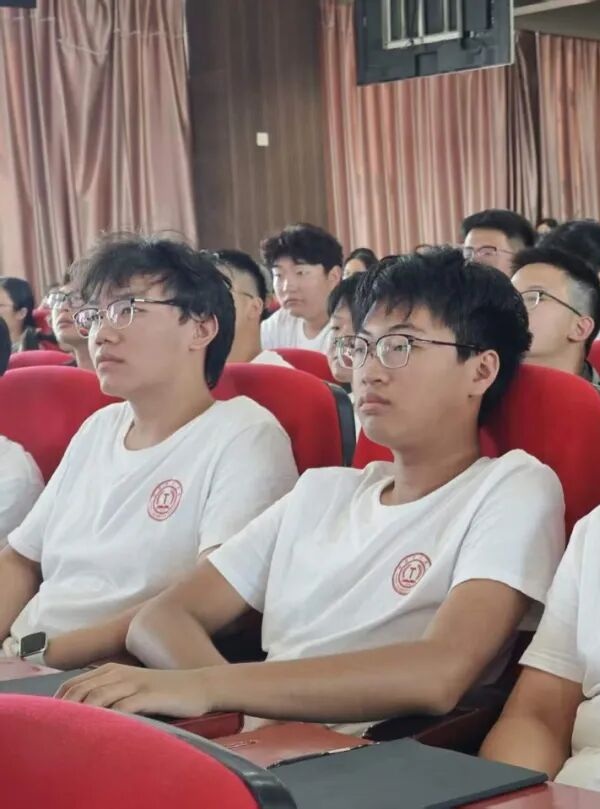 入学教育专题｜米乐mile官方网站管理科学与工程学院举办2026级新生入学教育校友分享会