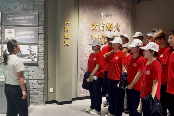 赓续红色血脉，汲取奋进力量——经济学院新生参观米乐mile官方网站红色展馆