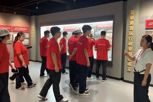 赓续红色血脉，汲取奋进力量——经济学院新生参观米乐mile官方网站红色展馆