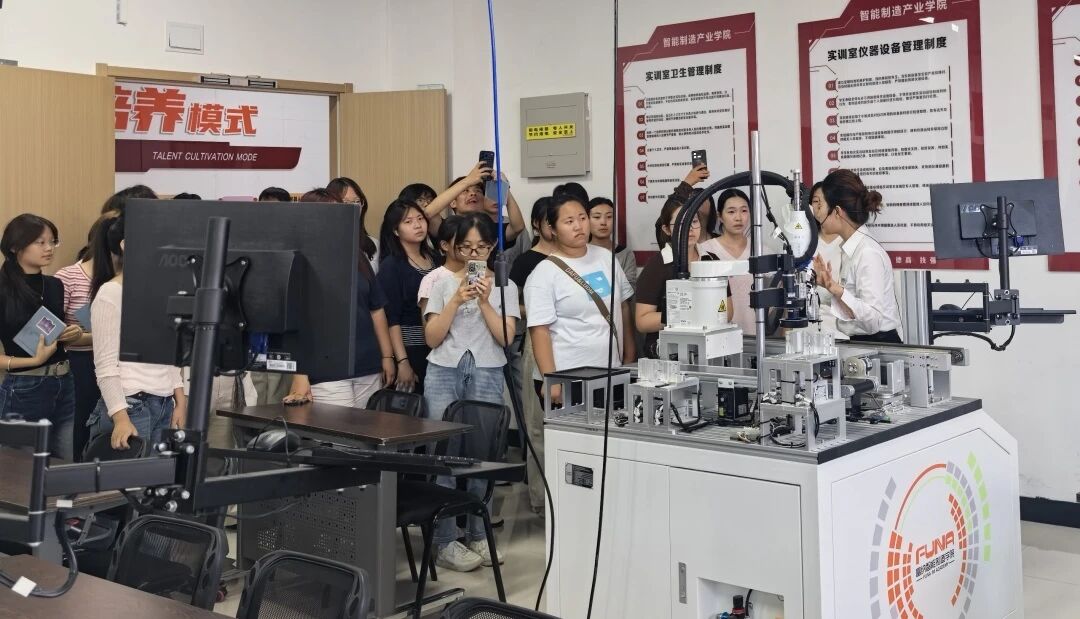 探秘科研殿堂 启迪求学初心｜米乐mile官方网站组织新生开展跨学院实验室研学活动
