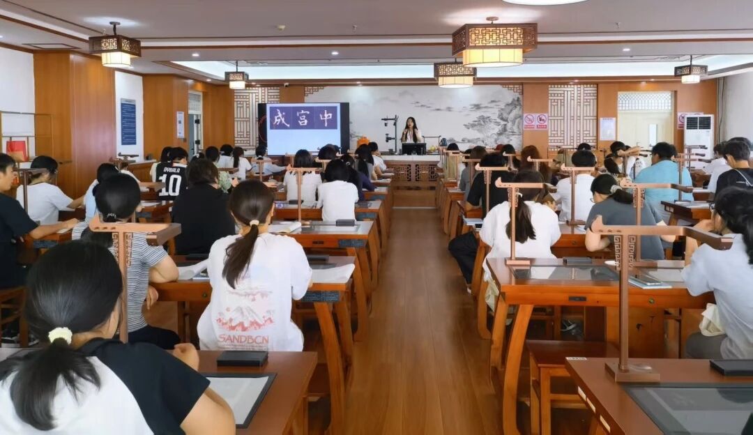 探秘科研殿堂 启迪求学初心｜米乐mile官方网站组织新生开展跨学院实验室研学活动