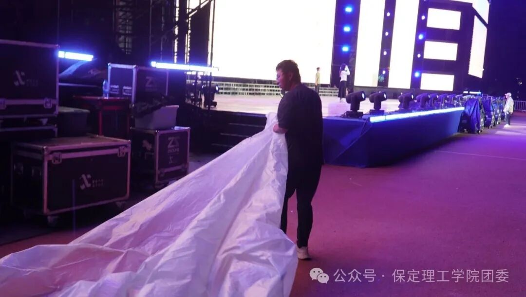 致敬幕后微光——聚光灯之外！是他们托举起整场青春盛典