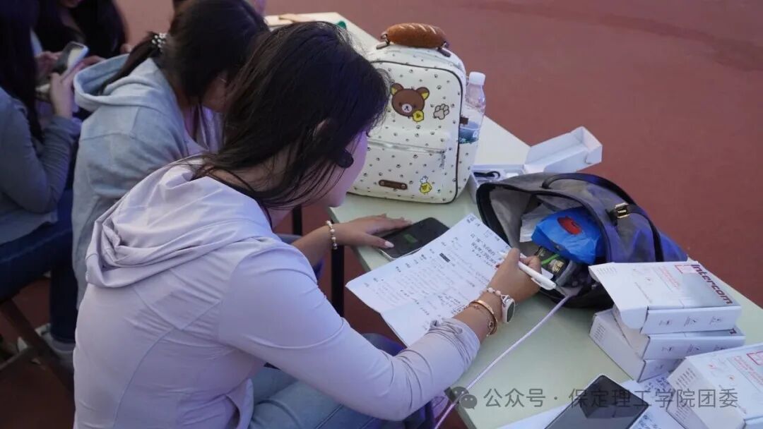 致敬幕后微光——聚光灯之外！是他们托举起整场青春盛典