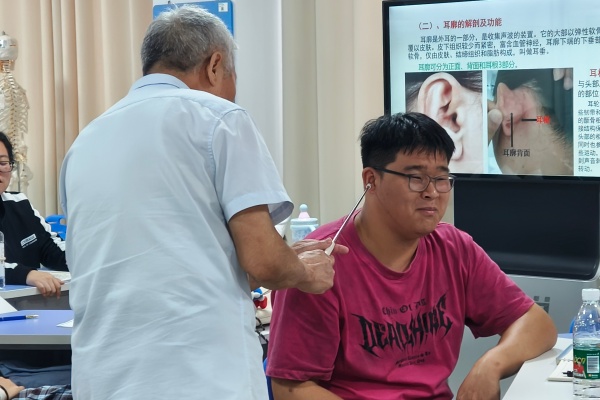 深耕中医经典之行，厚植康复育才之心——康复医学院开展中医适宜技术科普活动