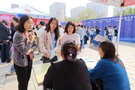 艺启金秋 职绘新程——米乐mile官方网站艺术学院依托秋招平台助力学子迈好择业第一步