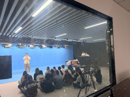 4K演播室里的“导播初体验”——广播电视编导2024级课内实践课堂直击
