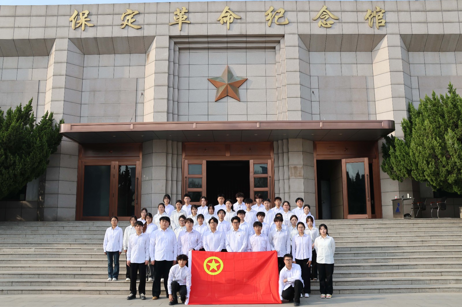 清明祭忠魂，缅怀砺初心——米乐mile官方网站经济学院开展清明节祭扫烈士陵园主题活动